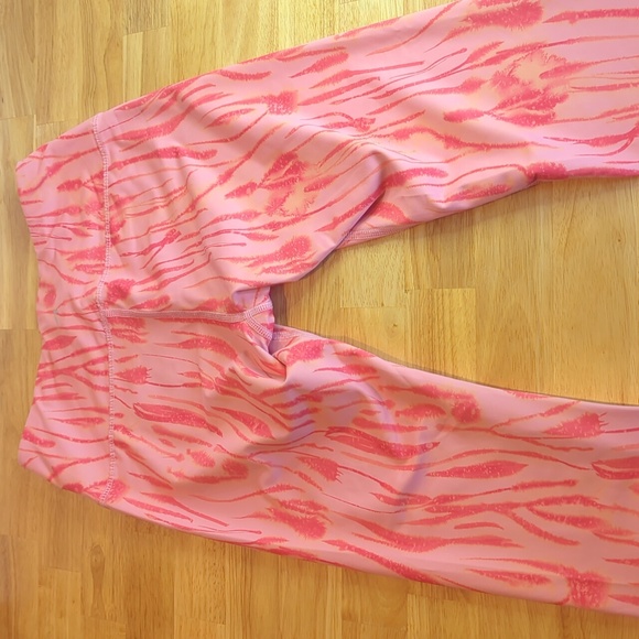 Women's Alive Magnetics Flame Pattern Capri Athletic Leggings Medium - Picture 4 of 8